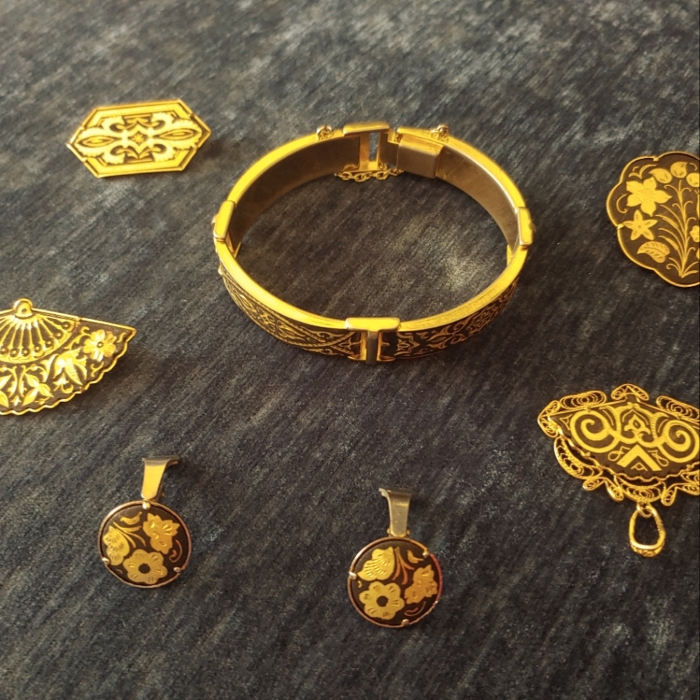 Vintage Damascene Set: Earings, Broochs, And Bracelet